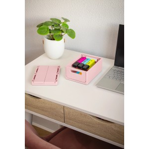 Rosa Sunware Klappbox Sigma Home (1,7 l) auf Schreibtisch mit Inhalt und Laptop.