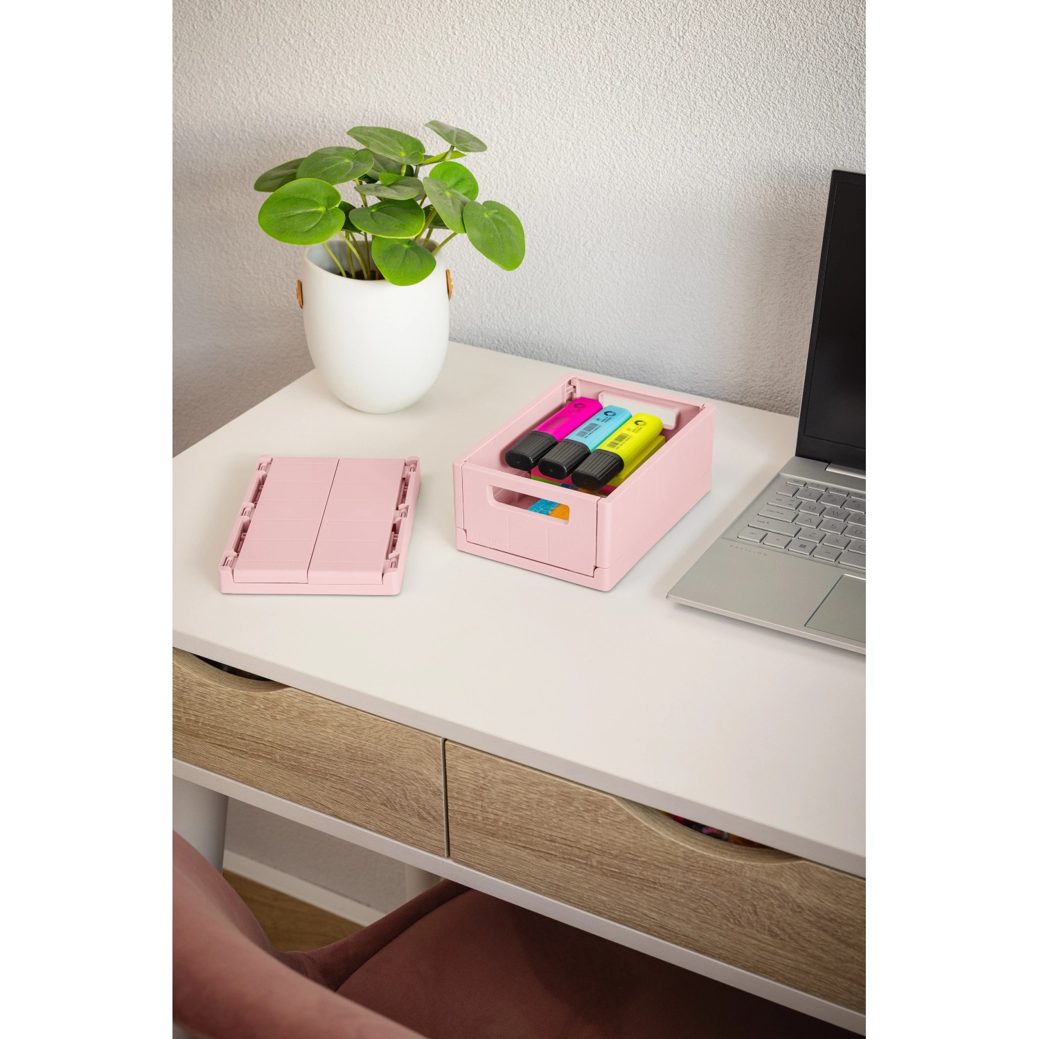 Rosa Sunware Klappbox Sigma Home (1,7 l) auf Schreibtisch mit Inhalt und Laptop.