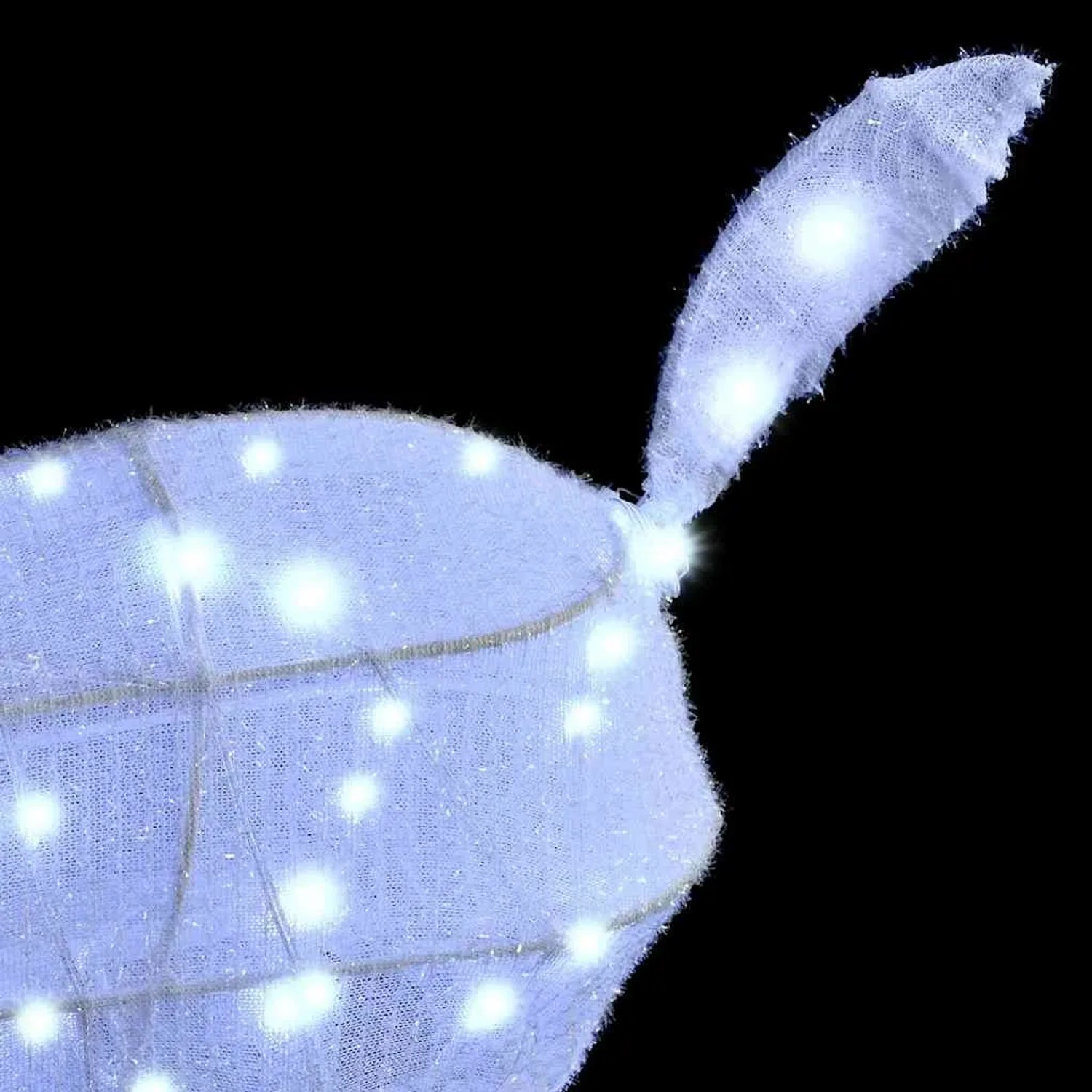 Nahaufnahme eines Rentierohrs aus weißem Stoff, beleuchtet mit vielen kaltweißen LEDs. Detail der vidaXL Weihnachtsdekoration.