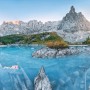 Komar Fototapete Vlies Alpine Treasure mit Bergsee und Alpenpanorama.
