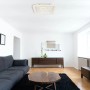 Moderne, dimmbare LED-Deckenleuchte Valeria, weiß, mit Fernbedienung im Wohnzimmer.
