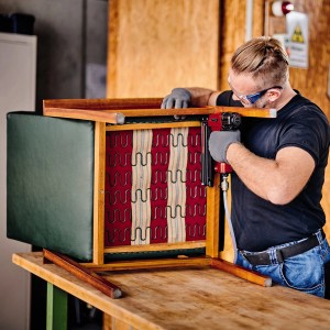 Handwerker befestigt Polster mit Einhell Kompressor TC-AC 190/24/8. Druckluftwerkzeug im Einsatz.