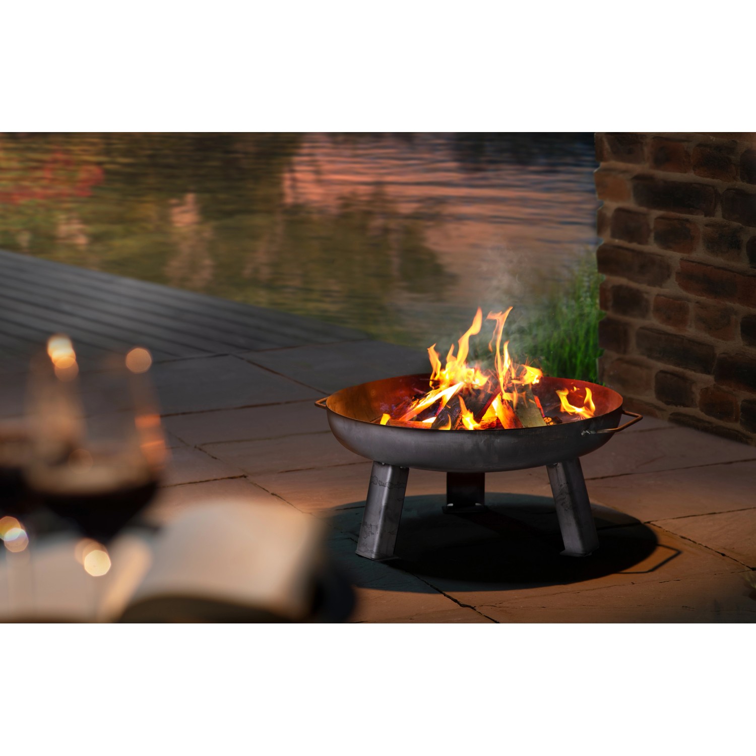 Buschbeck Feuerschale XS, Ø 55 cm, aus Eisen mit brennendem Holz. Stimmungsvolles Ambiente im Garten.