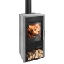 Haas+Sohn Kaminofen Serpentino Schwarz 6 kW mit Holzscheiten im Lagerfach und brennendem Feuer.