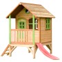 Axi Tom Spielhaus aus Holz mit roter Rutsche, braun und grün, 191x287x231 cm.