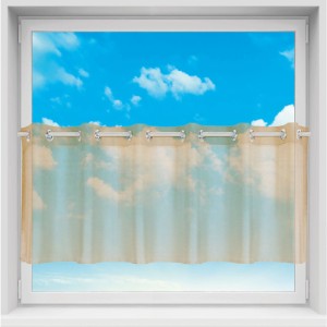 Beige Bistrogardine Noella mit Ösen, 160x45 cm, am Fenster mit blauem Himmel im Hintergrund.