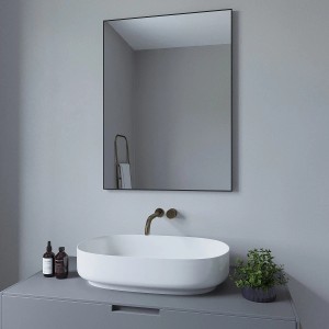 Aquabatos Badspiegel 80x60 cm mit schwarzem Rahmen zur horizontalen oder vertikalen Wandmontage.