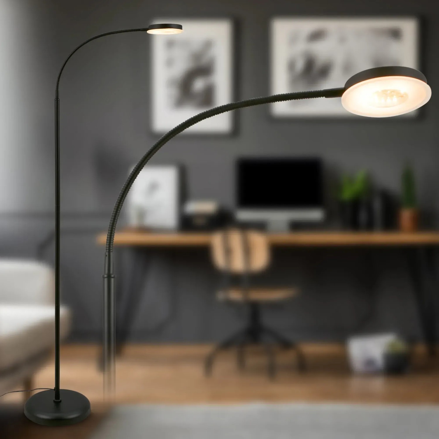 Schwarze, dimmbare Brilo LED-Stehleuchte Megg mit schwenkbarem Kopf, 150 cm hoch.