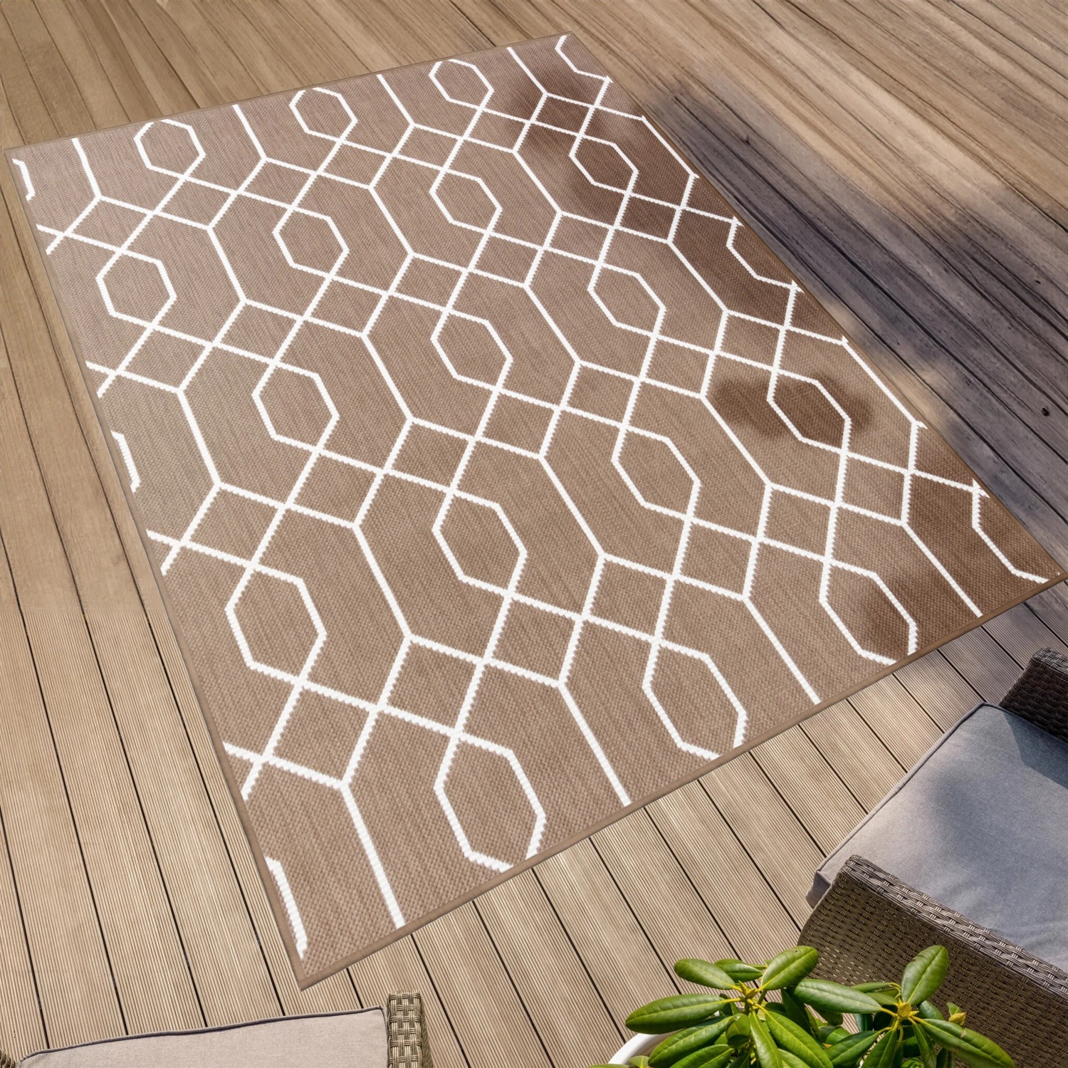 Brauner Primaflor In- & Outdoorteppich mit geometrischem Muster (160x220cm).