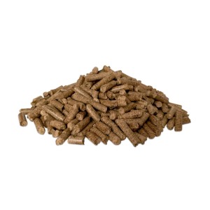 Haufen brauner PINI Kirsch-Grillpellets aus Hartholz zum Grillen, Räuchern und Smoken. 6 mm Durchmesser.