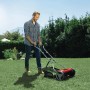 Einhell Hand-Rasenmäher GE-HM 38 S-F im Einsatz: Mann mäht Rasen mit dem roten Spindelmäher.
