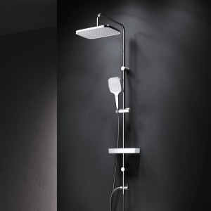 Modernes AM.PM Duschsystem Play in Chrom mit quadratischer Regendusche, Handbrause und Ablage an dunkler Wand.