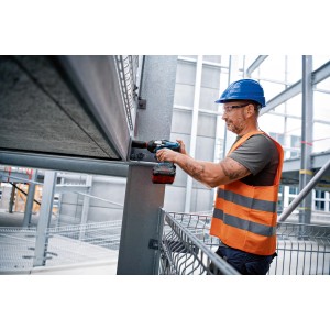 Bosch Professional Akku-Drehschlagschrauber GDS 18V-1050 H im Einsatz auf Baustelle.