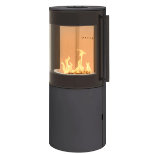 Moderner Kaminofen MONO 3.0 in Stahl-Titan Optik mit Panoramascheibe und brennendem Feuer.
