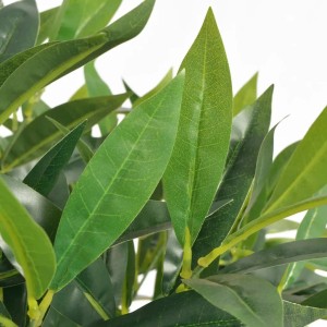 Künstlicher Lorbeerbaum, 125 cm hoch, grüne Blätter im Detail.