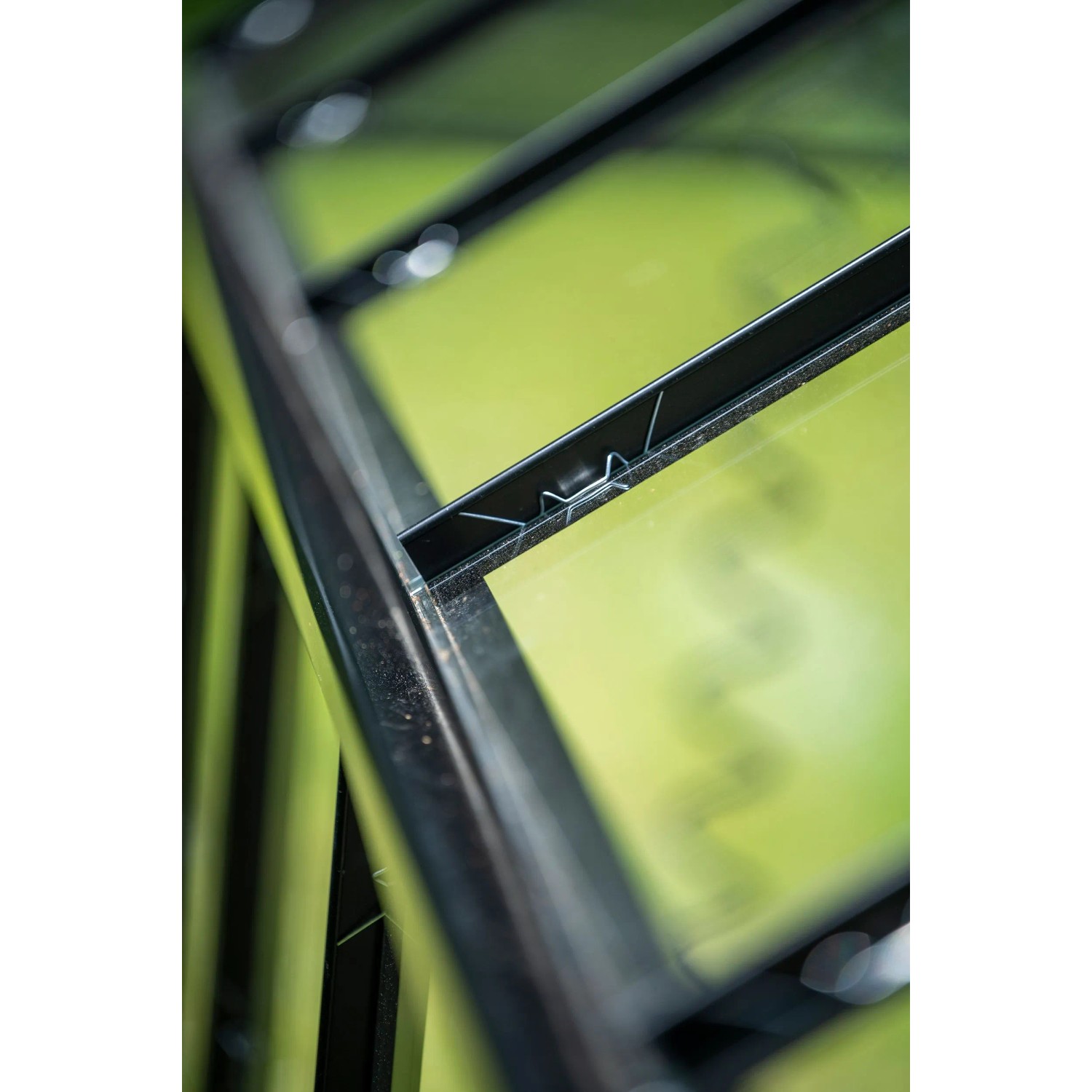 Detailaufnahme des Halls Gewächshaus Popular Schwarz mit Glas und schwarzem Rahmen.