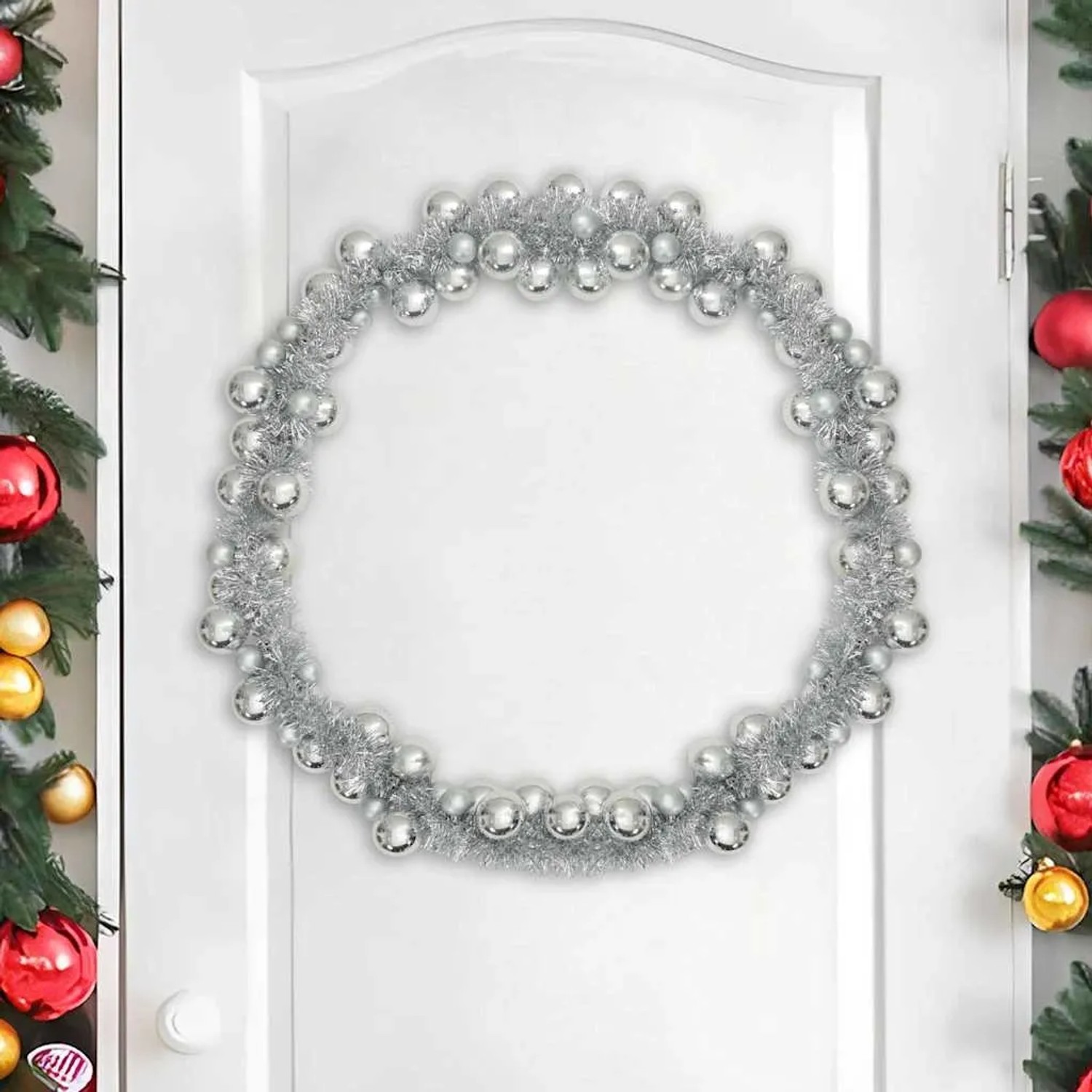 Silberne Weihnachtskugelgirlande (186 cm) aus Polystyrol als festliche Deko.