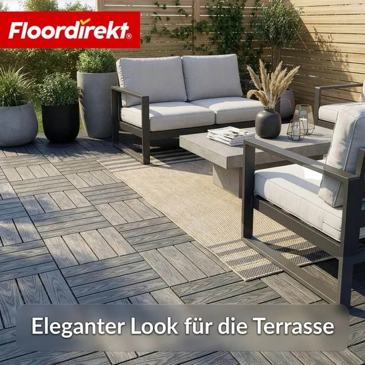 Graue WPC Klickfliesen in 3D Holzoptik auf einer modernen Terrasse mit Outdoor-Möbeln. Ideal für Balkon.