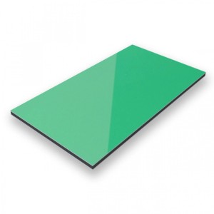 Grüne Aluverbundplatte (RAL 6024), 70x70 cm, 3 mm stark, für Innen- und Außenbereich.