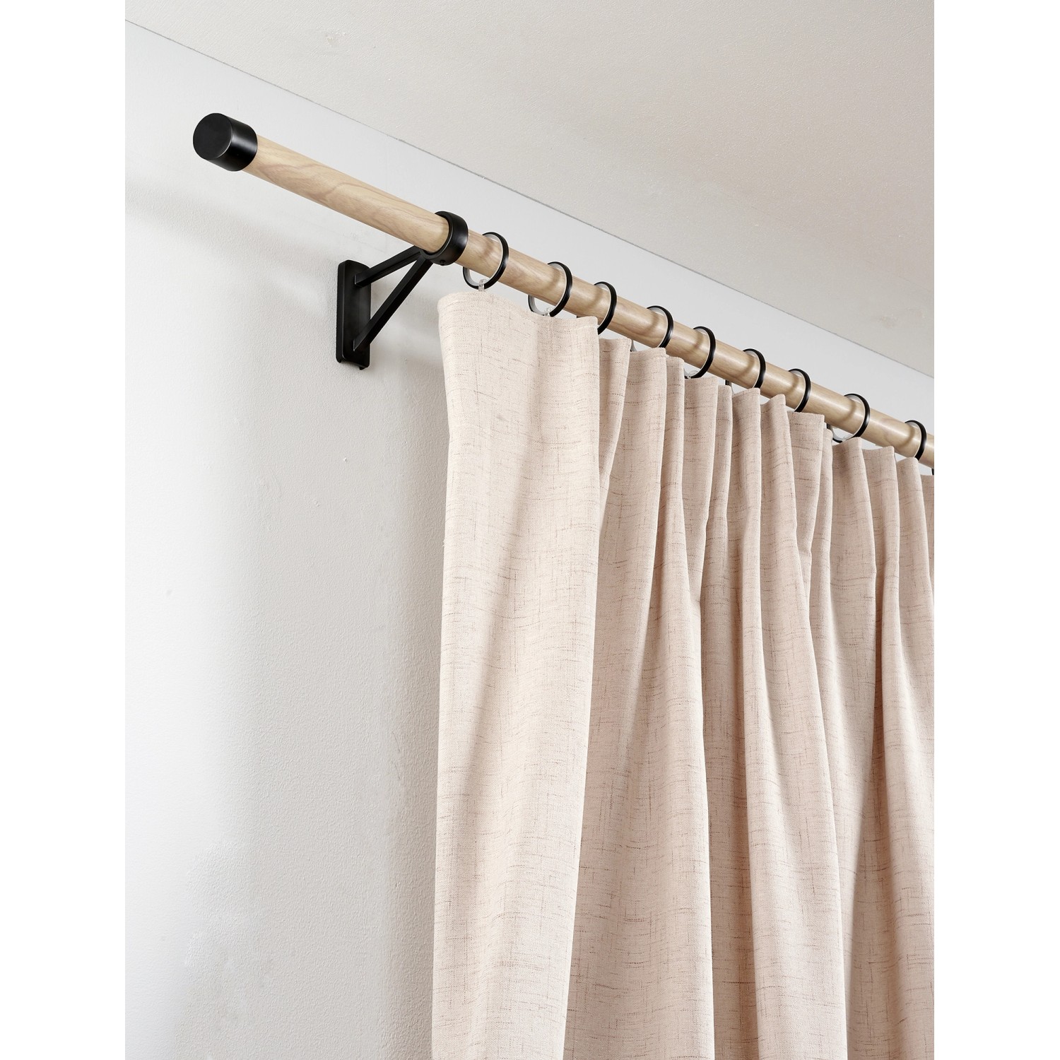 Gardinia Gardinenringe Denver, 10er-Set, schwarz matt, für 25 mm Stangen, mit Gardine an Holzstange.