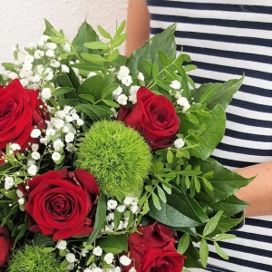 Blumenstrauß Für immer mein mit roten Rosen, Schleierkraut und Grün. Romantisches Geschenk.
