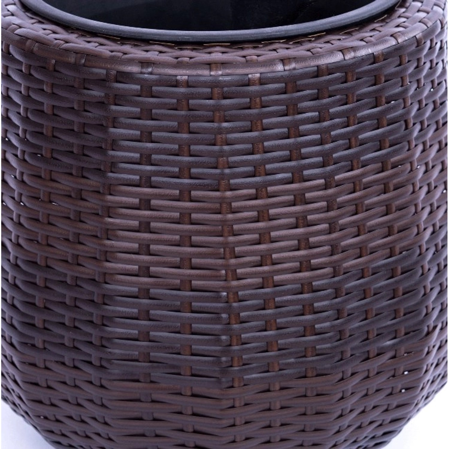Detailaufnahme: Runder, konischer Pflanzkübel aus braunem Polyrattan mit Flechtmuster.