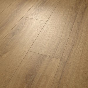 Egger Aqua Laminat Sherman Eiche Honig, Dielenoptik in warmem Braunton.
