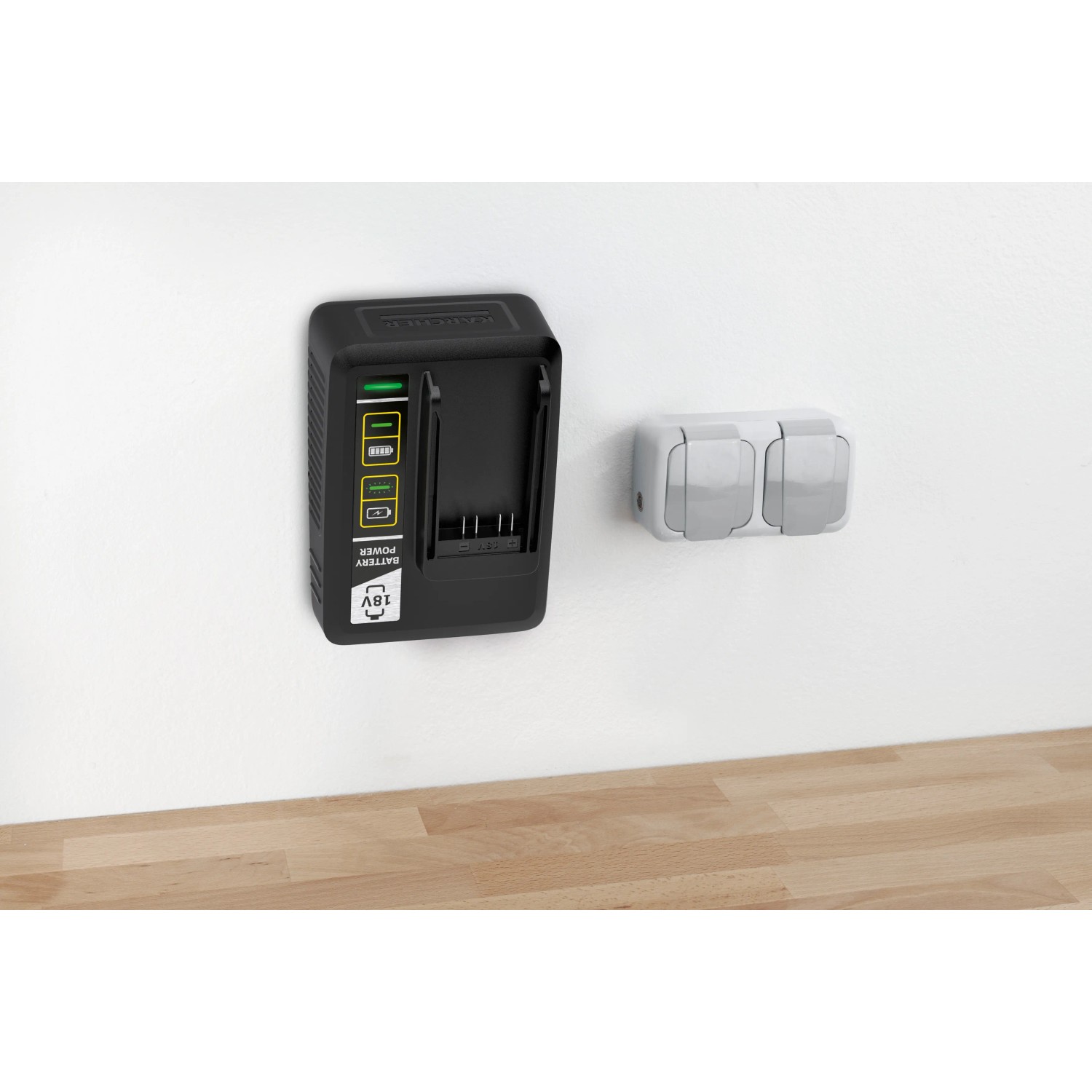Kärcher Schnellladegerät Battery Power 18V an Wand montiert.