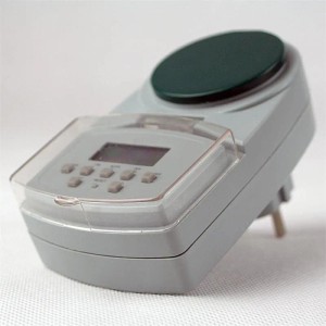 Digitale ChiliTec Wochen-Zeitschaltuhr DAZ-7 für den Außenbereich, IP44, mit Display und Tasten.