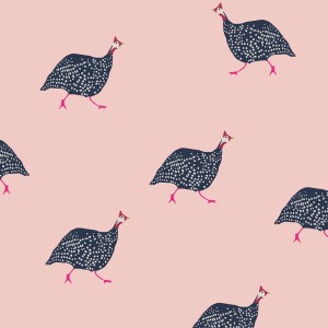Joules Vliestapete Guinea Fowl Blush Pink: Muster mit Perlhühnern auf rosa Grund.