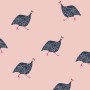 Joules Vliestapete Guinea Fowl Blush Pink: Muster mit Perlhühnern auf rosa Grund.