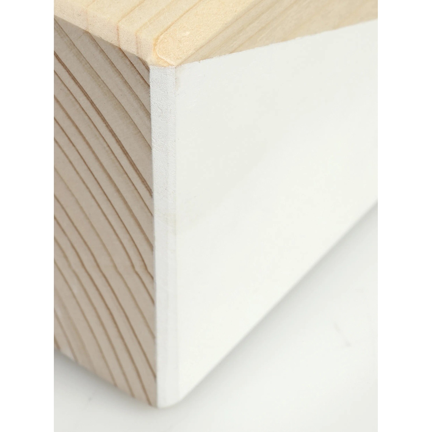 Detailansicht der DIY Tischleuchte von CREATE! by OBI: Holzwürfel, teilweise weiß lackiert.