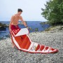 Bestway Hydro-Force SUP Fast Touring Board-Set, rot-weiß, mit Person am Strand.