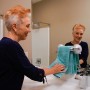 Frau nutzt Starlyf Haltegriff Handy Grasp Pro im Bad mit Handtuch, mobile Badezimmer Sicherheit.
