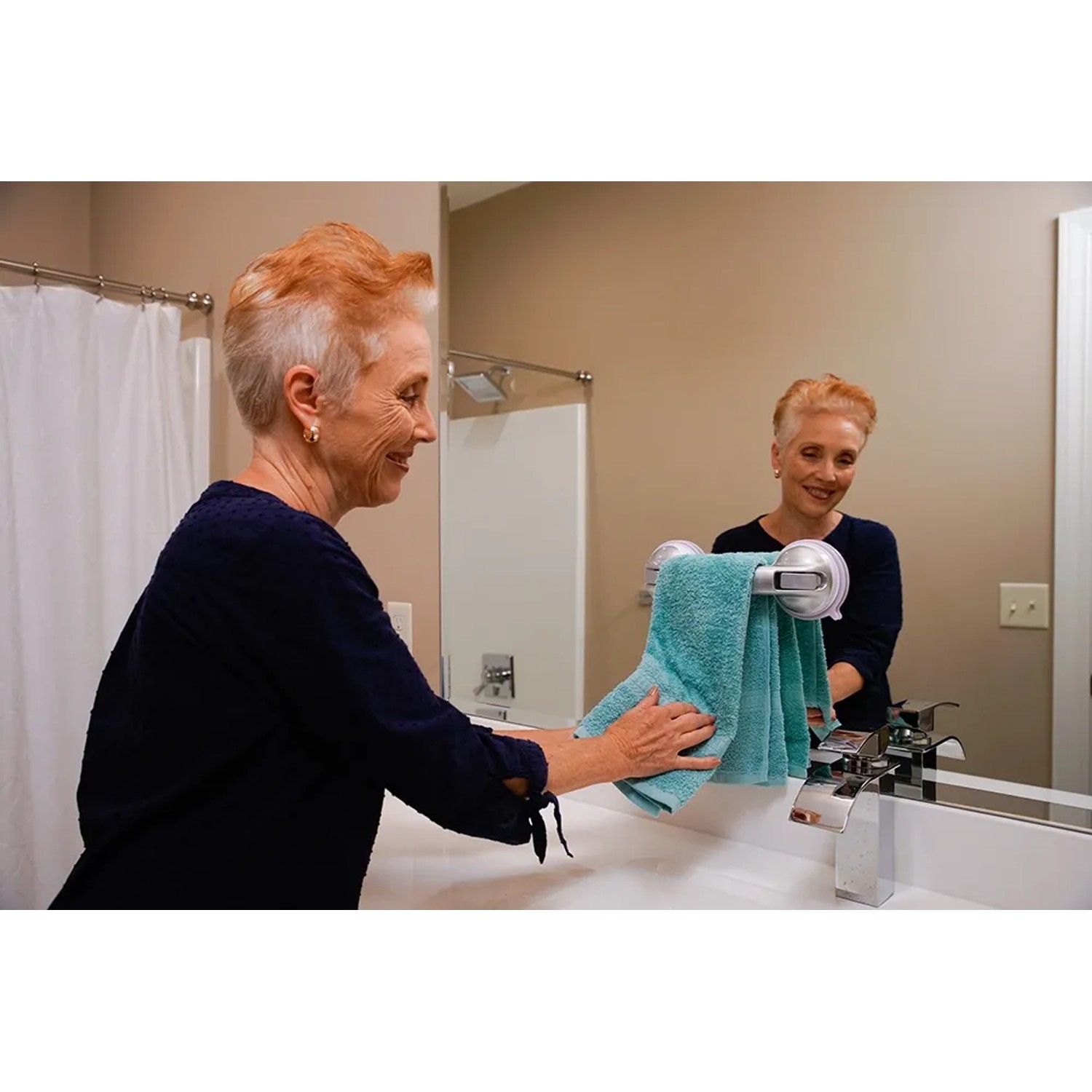 Frau nutzt Starlyf Haltegriff Handy Grasp Pro im Bad mit Handtuch, mobile Badezimmer Sicherheit.