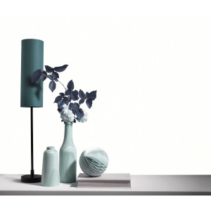 Weiße Erismann Vliestapete ELLE Decoration 2 Uni mit Lampe und Deko.