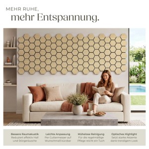 Akustikpaneele Sonic Shield in heller Eiche Holzoptik an Wohnzimmerwand. Sechseckiges Wabenmuster für Schallabsorption & Design.