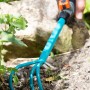 Gardena combisystem Kleingrubber im Einsatz zum Auflockern von Erde im Garten.