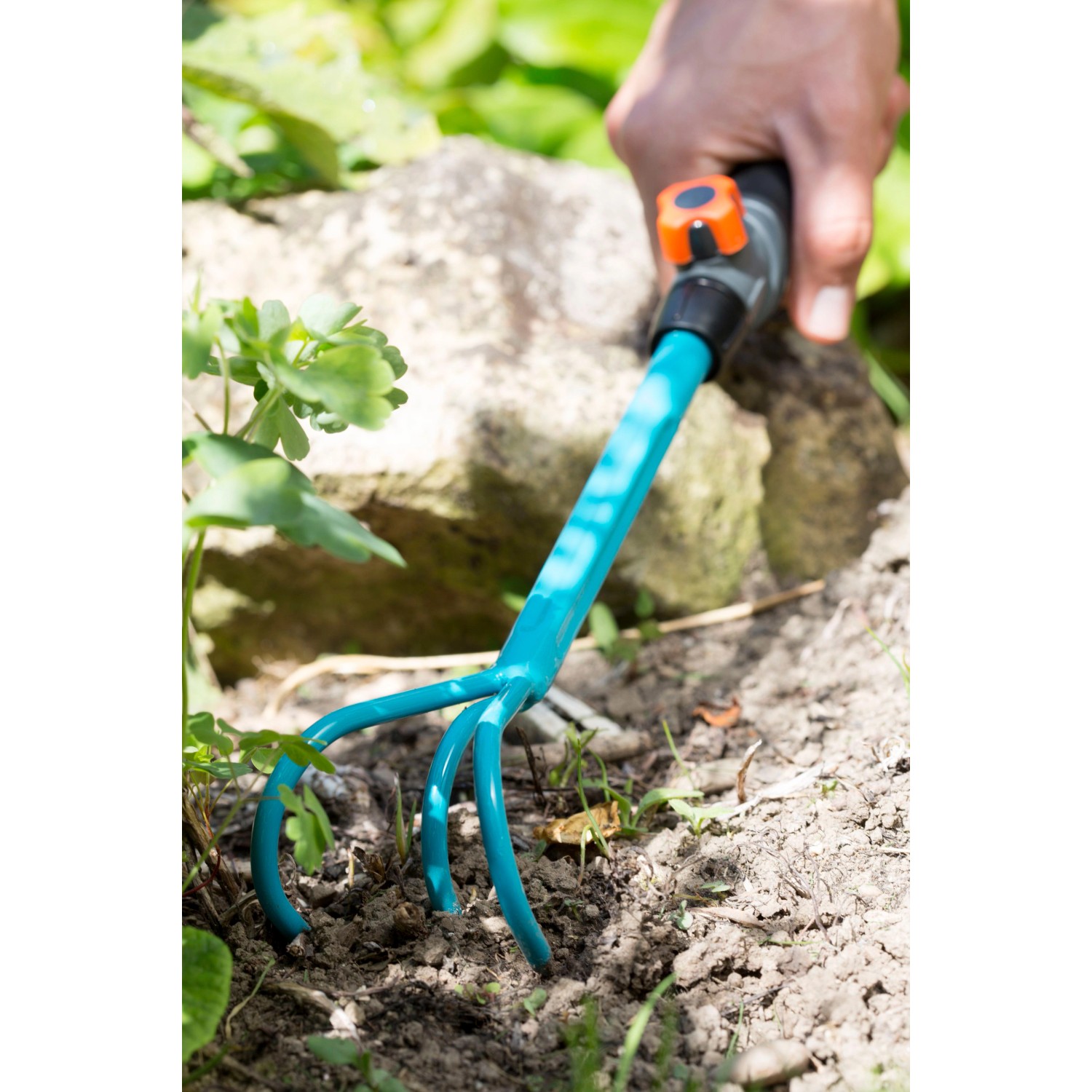 Gardena combisystem Kleingrubber im Einsatz zum Auflockern von Erde im Garten.