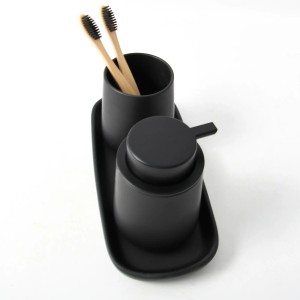 MSV Tablett Maonie, mattschwarz, mit Seifenspender und Becher mit Zahnbürsten als Badhelfer.