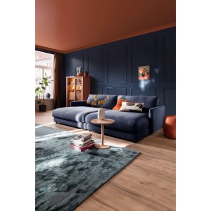 Blaues Sofa im Wohnzimmer mit Schöner Wohnen Kollektion Deckenleiste Elegant an der Decke.