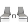 Set aus zwei grauen Textilene Sonnenliegen mit Stahlrahmen und kleinem Tisch für Garten oder Terrasse.