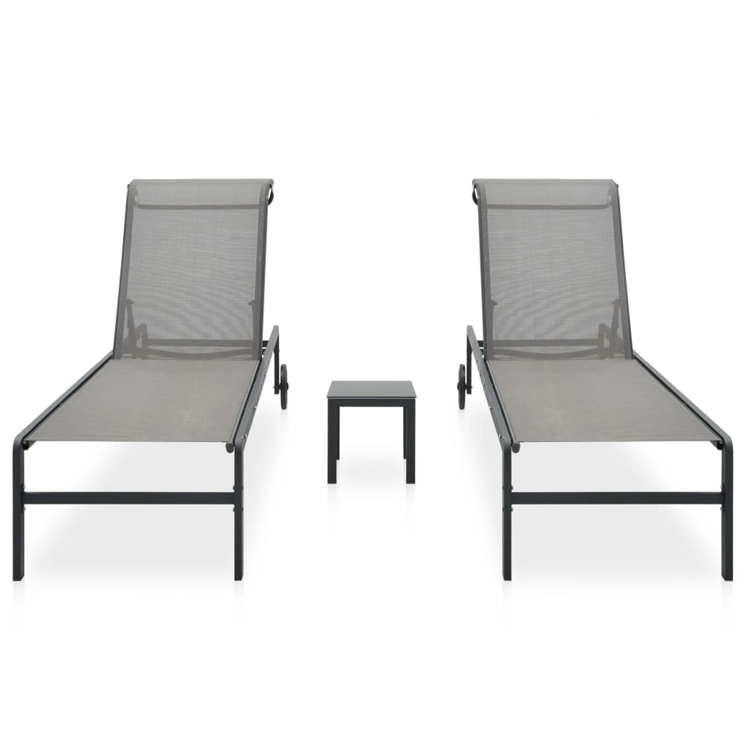 Set aus zwei grauen Textilene Sonnenliegen mit Stahlrahmen und kleinem Tisch für Garten oder Terrasse.
