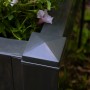 Rechteckiger, anthrazitfarbener KHW Pflanzkasten mit Pflanzen im Garten.