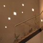 Eingebaute, eckige Paulmann LED-Einbaupanels Veluna VariFit (125x125 mm, 8,5 W, 3.000 K) an einer Wand.