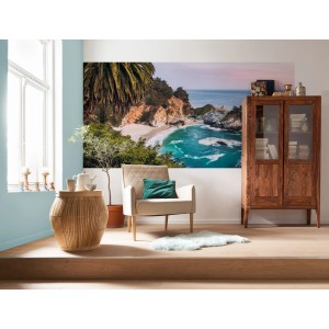 Komar Vlies Fototapete Paradise Falls (200x100 cm) im Wohnraum mit Meerblick.