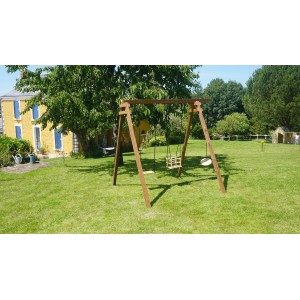 Soulet Holzschaukel Ulysse mit Kindersitz und Schaukelteller im Garten.