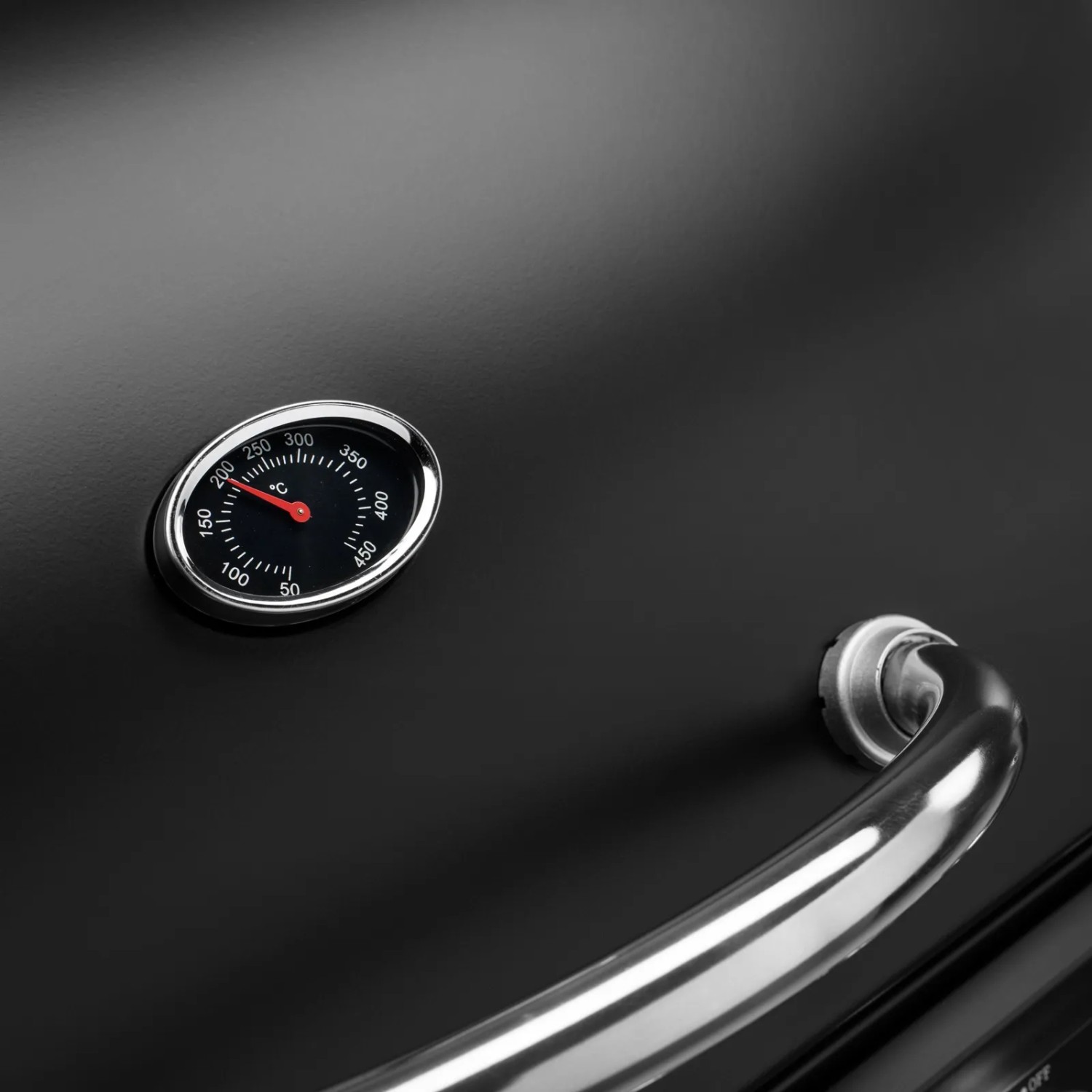 Detailaufnahme: Schwarzer Taino Gasgrill mit Temperaturanzeige und Edelstahl-Griff.
