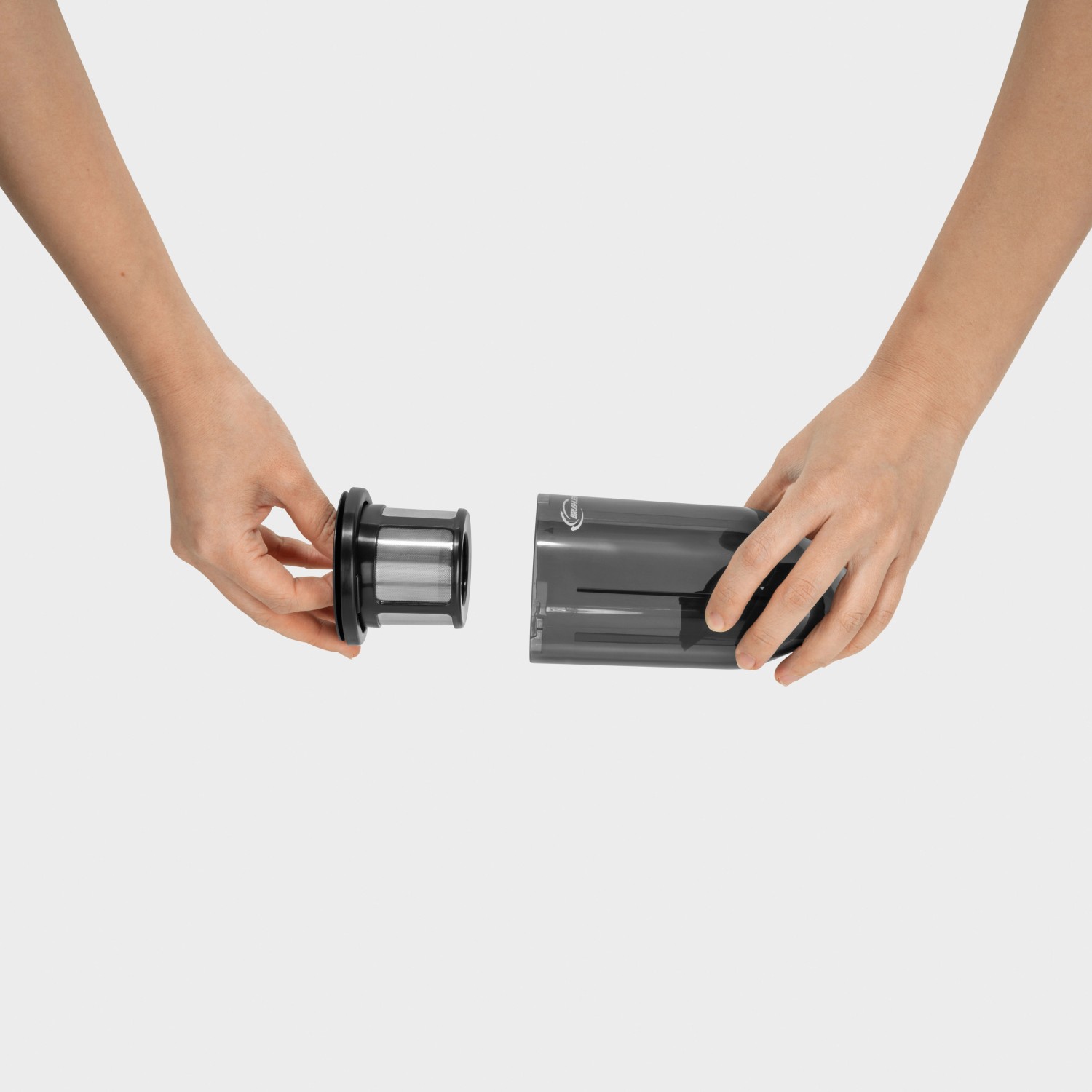 Hände setzen Filter in Kärcher CVH 2 Akku-Handstaubsauger ein.