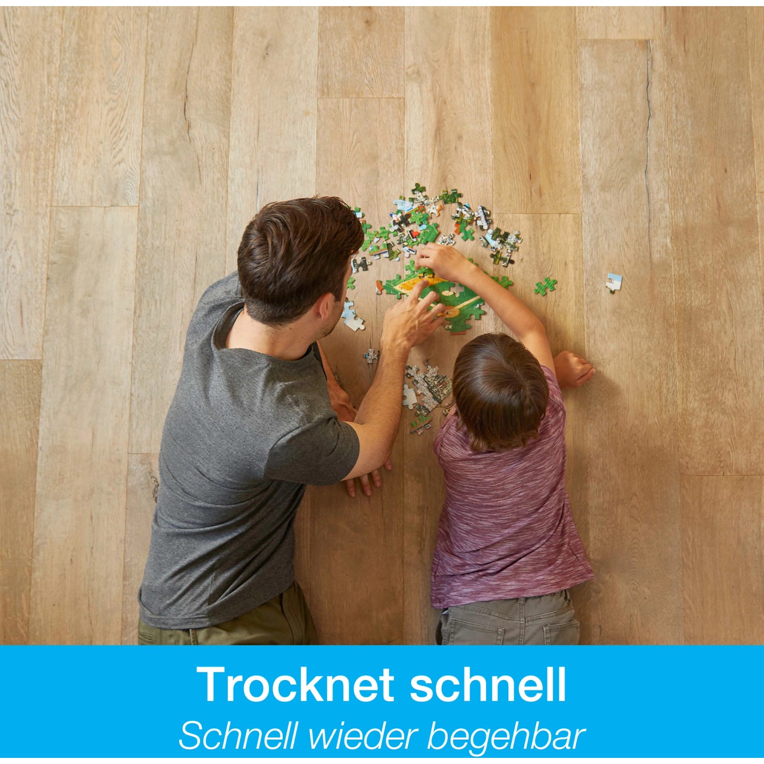 Vater und Kind puzzeln auf gereinigtem Holzboden mit Bona OxyPower Reiniger. Schnelle Trocknung.